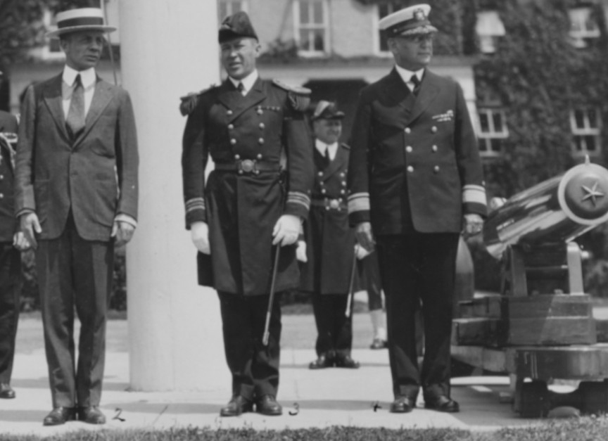 De izquierda a derecha: Theodore Roosevelt, Jr., Secretario Adjunto de la Marina; Capitán de Corbeta Charleton E. Battle, Jr., Base de Entrenamiento de Newport; Contralmirante Clarence S. Williams, presidente del Colegio de Guerra Naval. Esta foto fue tomada durante una visita a la Base de Entrenamiento Naval en Newport, Rhode Island, alrededor de 1923. Detalle, fotografía de la United States Naval History and Heritage Command.
