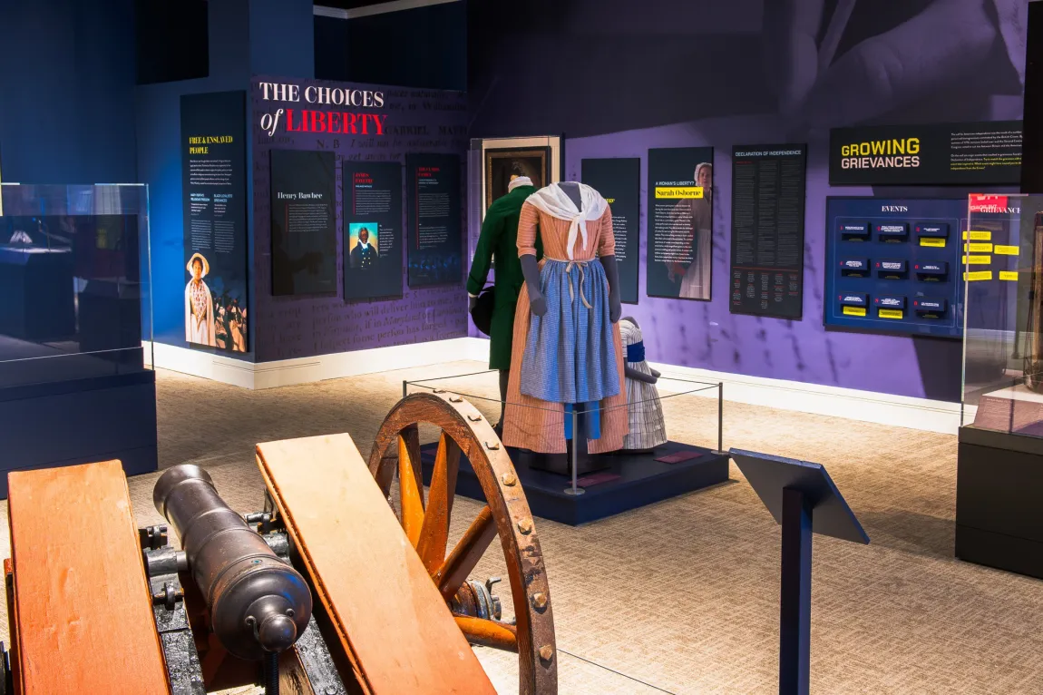 Image of a historical American colonial dress inside of a museum